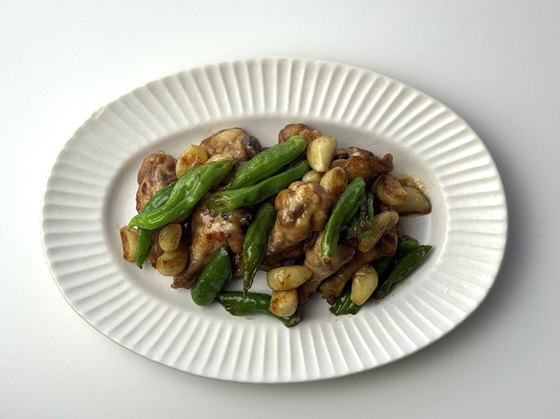 조리도 쉽고 반찬이나 안주로도 모두 잘 어울리는 닭봉 통마늘 조림. 사진 이정웅