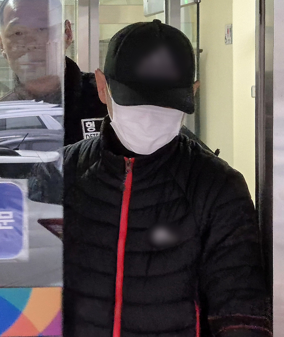 자고 있는 태국인 아내 얼굴에 끓는 물을 부어 화상을 입힌 혐의를 받는 40대 남성A 씨가 지난 16일 경기도 의정부지법에서 구속 전 피의자 심문(영장실질심사)을 마치고 나서고 있다.뉴스1