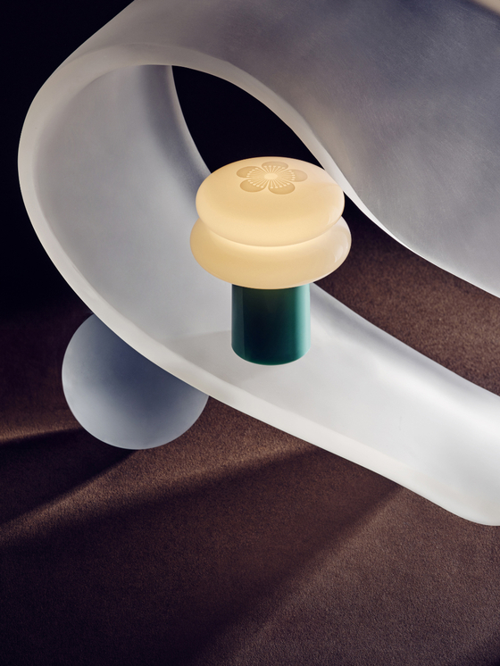 대한제국 시기 조명을 현대적 디자인으로 재해석하려는 취지로 조명 브랜드 일광전구와 컬래버레이션한 스노우맨8 포터블 오얏꽃. 국가유산진흥원 홈페이지 