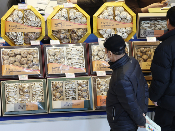 지난 10일 서울 강남구 코엑스에서 열린 '설맞이 명절선물전'에서 참관객들이 부스를 둘러보고 있다. 연합뉴스