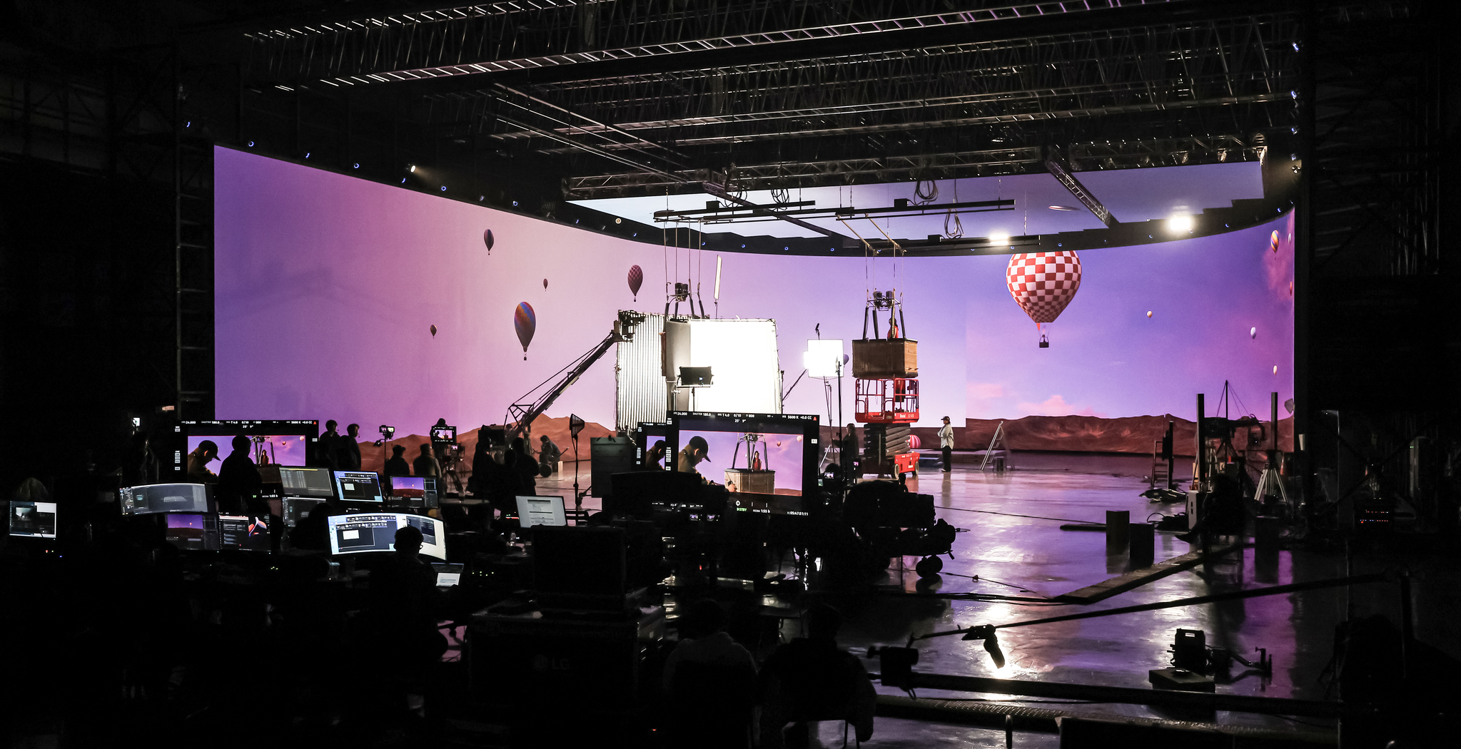 튀르키예 카파도피아를 배경으로 한 열기구 영상 촬영. 실제 열기구 바구니를 매달고 촬영했다.