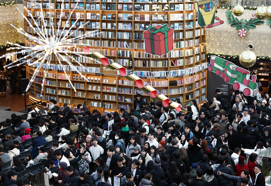 크리스마스인 25일 오후 서울 강남구 코엑스 별마당도서관이 시민들로 붐비고 있다. 뉴스1