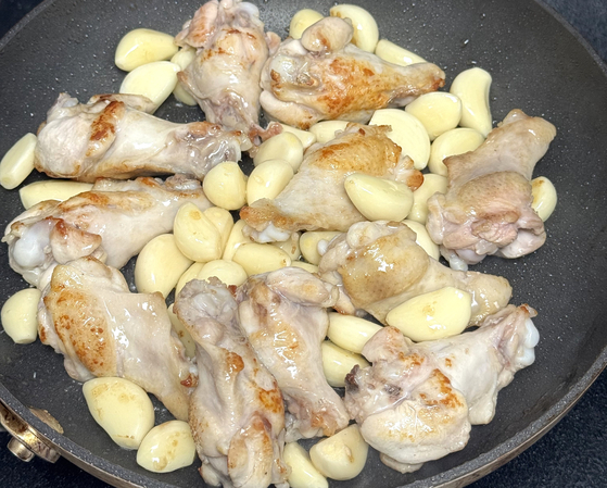 닭은 물에 씻지 않고 먼저 구운 뒤 양념하고 졸이는 방법을 추천한다. 사진 이정웅