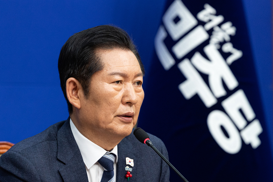 정청래 더불어민주당 대표가 지난 26일 서울 여의도 국회에서 취임 후 열린 첫 공식 기자회견에서 발언하고 있다. 뉴스1