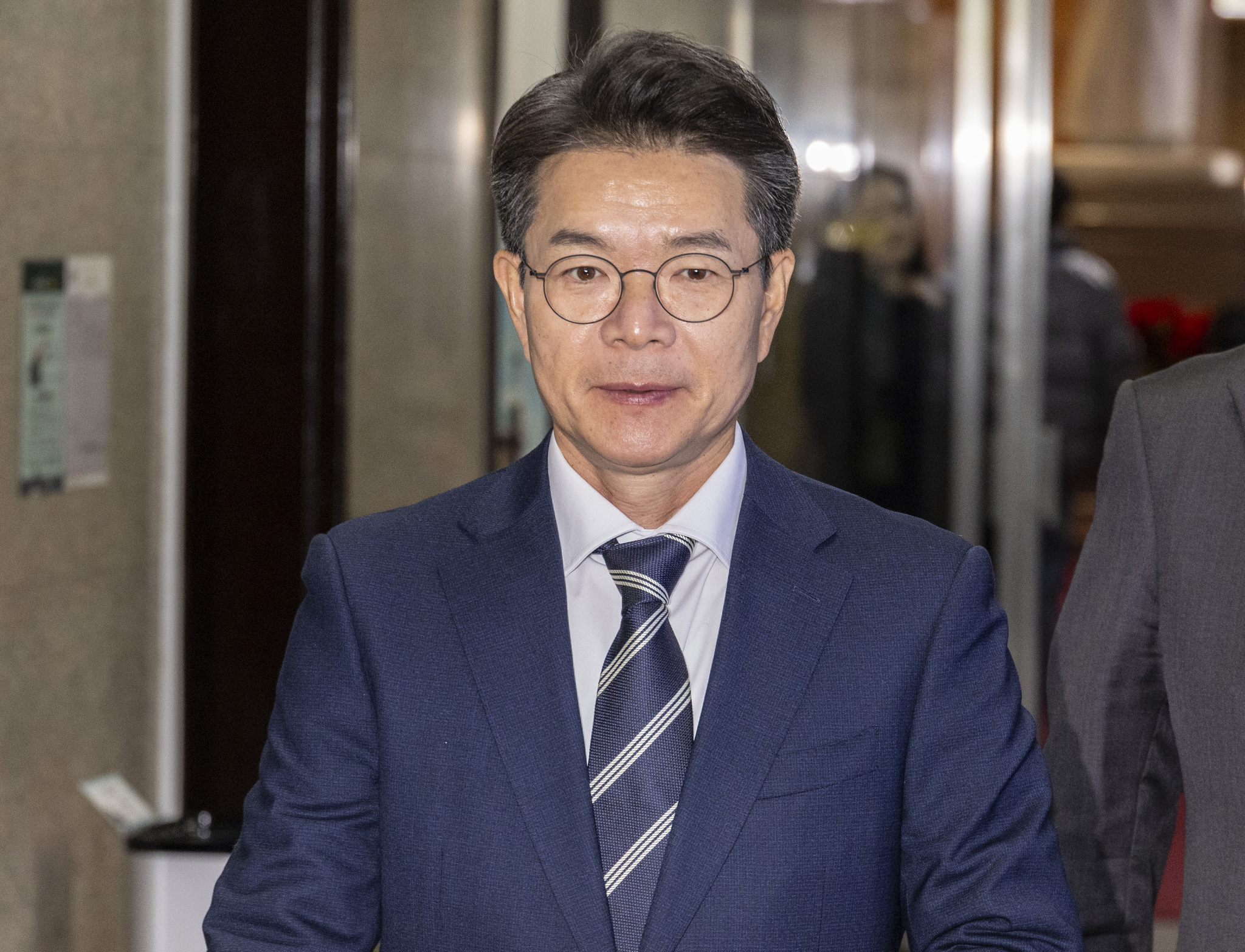 정원오 서울 성동구청장이 지난 22일 김병기 더불어민주당 원내대표를 만나기 위해 국회를 방문해 민주당 원내대표실로 향하고 있다. 연합뉴스