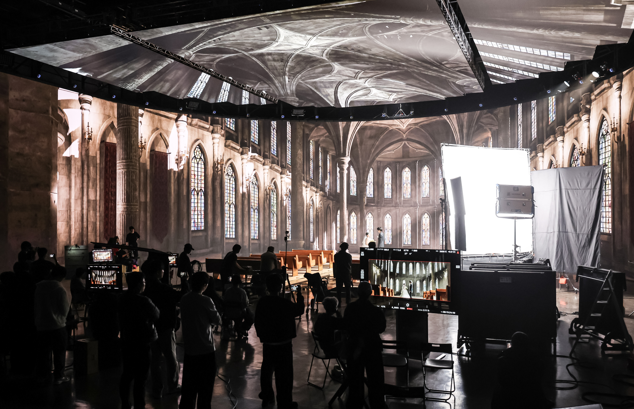 독일 쾰른 대성당을 배경으로 한 성당 결혼식을 주제로 한 영상 촬영. 오른쪽 아래 모니터에 카메라로 촬영된 영상이 보인다. 