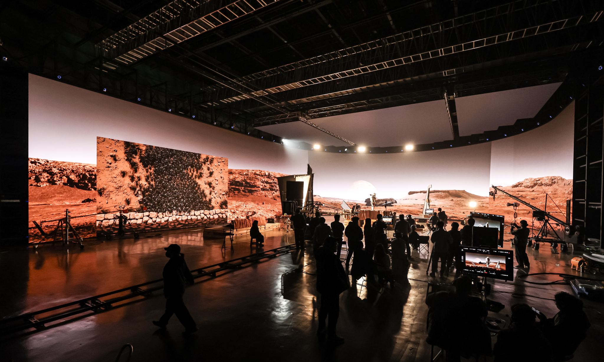 영화 스타쉽 트루퍼스를 모티브한 외계행성 장면 연출. 화면 왼쪽에 보이는 다른 화면은 이어지는 다음 컷 촬영 준비를 미리해 둔 세팅이다. 대규모 스튜디오이기 때문에 가능한 이 세팅은 촬영 회차의 효율성을 고려해 빠른 촬영이 가능하다.