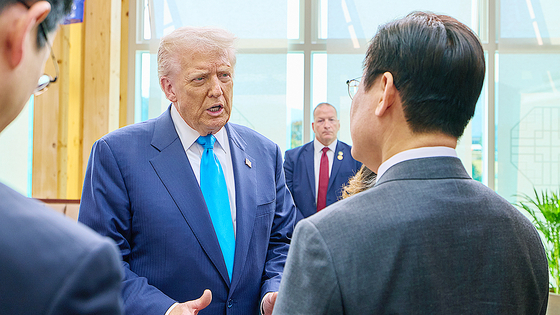 이재명 대통령과 도널드 트럼프 미국 대통령이 지난 10월 29일 경북 경주박물관에서 아시아태평양경제협력체(APEC) 정상회의 계기에 열린 한·미 정상회담에 앞서 대화하고 있다. 대통령실.