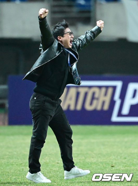 [OSEN=광주, 김성락 기자] 기적의 극장골이 터진 광주FC가 K리그의 마지막 자존심을 지켰다.광주FC는 12일 광주월드컵경기장에서 개최된 ‘2025 아시아챔피언스리그엘리트 16강 2차전’에서 비셀고베를 3-0으로 이겼다. 지난 5일 고베원정에서 0-2로 패했던 광주는 합산 스코어 3-2로 뒤집으며 8강 진출을 확정지었다. 승리가 확정된 순간 광주 이정효 감독이 기뻐하고 있다. 2025.03.12 / ksl0919@osen.co.kr