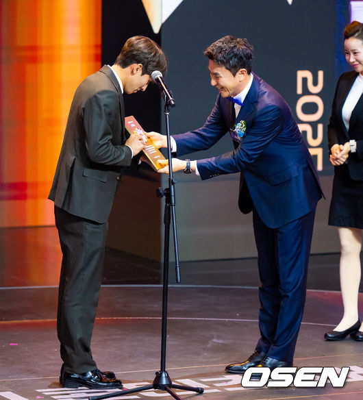 [OSEN=박준형 기자]  27일 서울 상암동 에스플레스센터에서  '2025 SOOP 스트리머 대상' 시상식이 진행됐다.‘스트리머 대상’은 2011년 시작돼 올해로 15회를 맞은SOOP의 연말 시상식으로, 한 해 동안 활약한 스트리머와 이를 함께한 유저가 한자리에 모여 축하하는 자리다.최영우 SOOP 대표이사가 시조새에게 대상을 시상하고 있다.   2025.12.27 / soul1014@osen.co.kr