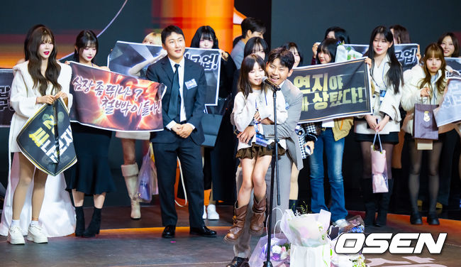 ㅌ[OSEN=박준형 기자]  27일 서울 상암동 에스플레스센터에서  '2025 SOOP 스트리머 대상' 시상식이 진행됐다.‘스트리머 대상’은 2011년 시작돼 올해로 15회를 맞은SOOP의 연말 시상식으로, 한 해 동안 활약한 스트리머와 이를 함께한 유저가 한자리에 모여 축하하는 자리다.스폰서상 컬쳐랜드상을 수상한 철구형이 소감을 말하고 있다.  2025.12.27 / soul1014@osen.co.kr