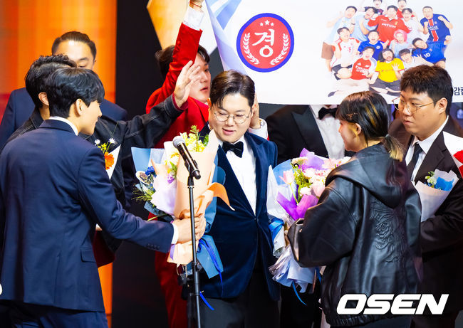 [OSEN=박준형 기자]  27일 서울 상암동 에스플레스센터에서  '2025 SOOP 스트리머 대상' 시상식이 진행됐다.‘스트리머 대상’은 2011년 시작돼 올해로 15회를 맞은SOOP의 연말 시상식으로, 한 해 동안 활약한 스트리머와 이를 함께한 유저가 한자리에 모여 축하하는 자리다.스포츠 부문 스트리머 대상을 수상한 감스트가 소감을 말하고 있다.   2025.12.27 / soul1014@osen.co.kr