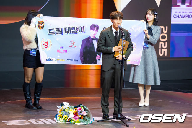 [OSEN=박준형 기자]  27일 서울 상암동 에스플레스센터에서  '2025 SOOP 스트리머 대상' 시상식이 진행됐다.‘스트리머 대상’은 2011년 시작돼 올해로 15회를 맞은SOOP의 연말 시상식으로, 한 해 동안 활약한 스트리머와 이를 함께한 유저가 한자리에 모여 축하하는 자리다.콘텐츠 부문 스트리머 대상을 수상한 시조새가 소감을 말하고 있다.   2025.12.27 / soul1014@osen.co.kr