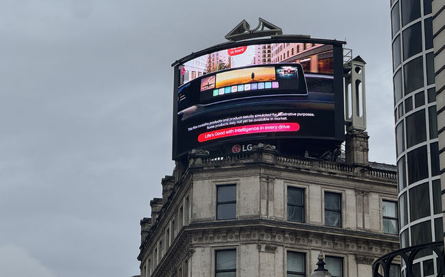 LG전자는 영국 런던 피카딜리 광장 전광판에서B2B사업의 핵심 축인 전장 사업의 차별화된 경쟁력을 대중에게 알리는캠페인 영상을 공개했다.