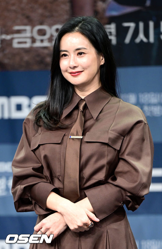 [OSEN=최규한 기자] 14일 오후 서울 상암동 MBC에서 새 일일드라마 ‘친절한 선주씨’ 제작발표회가 열렸다.드라마‘친절한 선주씨’는 잘못된 결혼을 때려 부수고 새롭게 시작하려는‘새’집을 짓는 여자 선주씨(심이영 분)의 인생 리모델링 휴먼 드라마를 그린다.배우 최정윤이 포토타임을 하고 있다. 2024.11.14 / dreamer@osen.co.kr