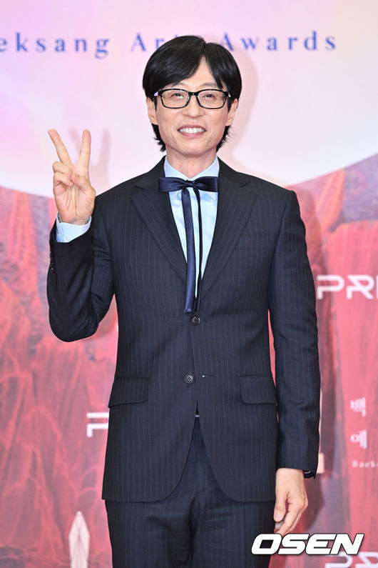 [OSEN=조은정 기자]제 60회 백상예술대상 레드카펫 행사가 7일 서울 강남구 코엑스에서 열렸다.'60회 백상예술대상’에는 지난 1년간 TV·영화·연극 분야에서 활약한 대중문화 예술계 종사자들이 총출동한다. 지난해에 이어 관객과 함께 즐기는 축제의 장이다. 백상만의 품격 있는 시상식으로 관객들의 눈과 귀를 즐겁게 할 예정이다. 올해도 신동엽·수지·박보검이 MC를 맡아 믿고 보는 진행력을 자랑한다.방송인 유재석이 레드카펫을 밟고 있다.  2024.05.07 /cej@osen.co.kr