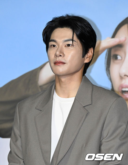 [OSEN=조은정 기자] 27일 오전 서울 광진구 롯데시네마 건대입구에서 영화 ‘육사오(감독 박규태)’ 제작보고회가 열렸다.배우 고경표, 이이경, 음문석, 박세완, 곽동연, 이순원, 김민호가 출연하는 ‘육사오'는 바람을 타고 군사분계선을 넘어가버린 57억 1등 로또를 둘러싼 남북 군인들간의 코믹 접선극을 담은 영화다. 오는 8월 개봉 예정.배우 이이경이 착석을 하고 있다. 2022.07.27 /cej@osen.co.kr 