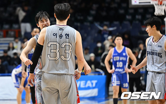 [OSEN=부산, 이석우 기자] 28일 부산 사직체육관에서 2025-2026 LG전자 프로농구 부산 KCC와 울산 현대모비스의 경기가 열렸다.연승 행진이 멈춘 KCC가 이호현, 장재석 등 복귀 자원을 앞세워 분위기 반전에 나섰지만 실패했다.울산 현대모비스 박무빈이 84-78로 승리한 후 이승현과 기쁨을 나누고 있다. 2025.12.28 / foto0307@osen.co.kr