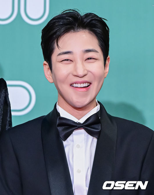 [OSEN=지형준 기자] 23일 오후 서울 여의도 KBS 신관 웨딩홀에서 2023 KBS 연예대상 레드카펫 포토월 행사가 열렸다.'1박 2일' 딘딘이 포토타임을 하고 있다. 2023.12.23 / jpnews.osen.co.kr