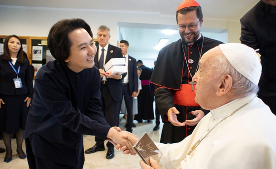 2023년 임형주는 몽골을 방문한 프란치스코 교황(오른쪽)을 특별 알현했다. 이 자리에서 임형주는 "노래를 불러달라"는 교황의 요청을 받고 무반주로 카치니의 ‘아베마리아’를 불렀다. [사진 중앙포토]