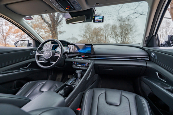 아반떼 실내공간