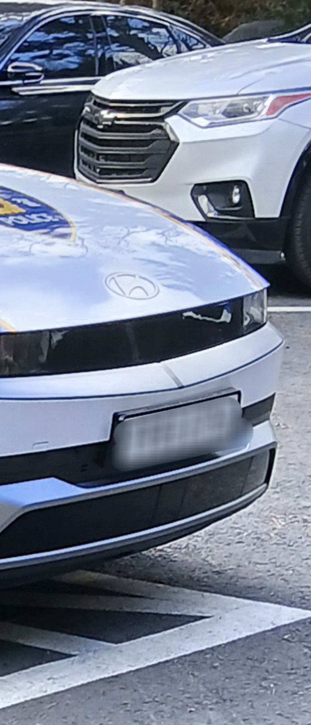 지난 25일 전주시 중인동 한 식당 장애인전용주차구역에 주차된 순찰차. 논란이 일자 지구대 측은 "물피 뺑소니 신고를 받고 출동한 것"이라고 해명했다. 사진 A씨