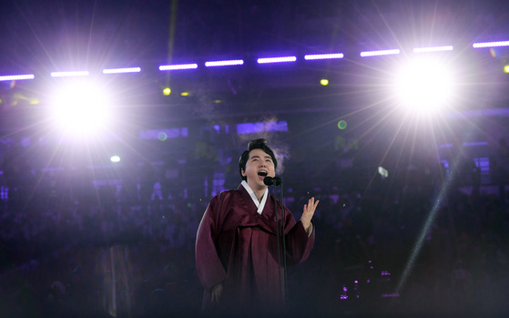 지난 2018년 3월 강원도 평창 올림픽스타디움에서 열린 ‘2018 평창 동계패럴림픽(장애인 올림픽)‘ 개회식 식전행사에서 팝페라 가수 임형주가 공연을 펼치고 있다. [사진 중앙포토]