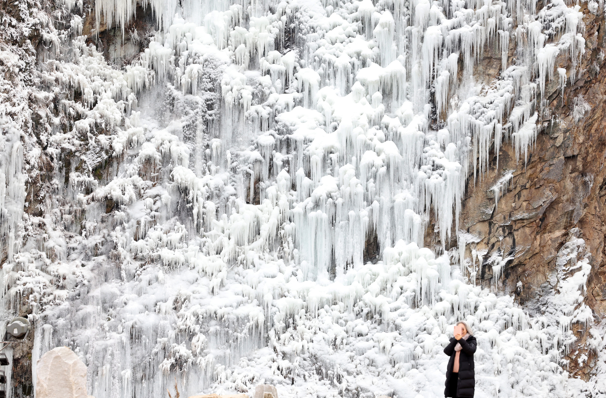 28일 강원 원주시 판대아이스파크 빙벽장이 최근까지 이어진 한파에 꽁꽁 얼어붙어 있다. 연합뉴스