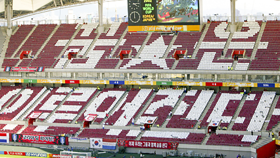 2002년 서울 상암동 월드컵경기장에서 붉은악마 회원들이 한국-독일전에 사용할 '꿈은 이루어진다'라는 카드 섹션을 준비하고 있다. 중앙포토