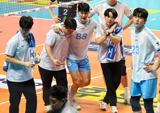 대한항공 임재영(왼쪽에서 세번째) 3세트 초반 왼쪽 무릎을 다치면서 부축받아 경기장을 떠나고 있다. [뉴스1]