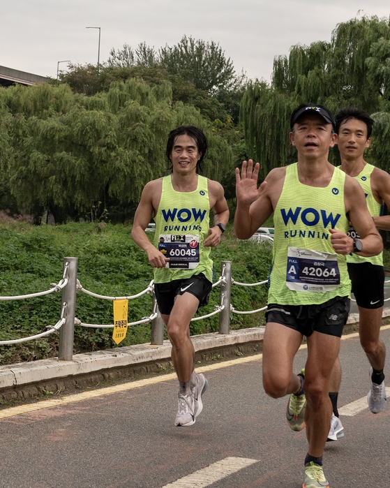 지난 10월 열린 강남국제평화마라톤에서 서브3를 달성한 아마추어 마라토너 박상현(왼쪽) 씨. 오른쪽은 러닝 클래스에서 함께 훈련한 동료들. 사진 박상현 
