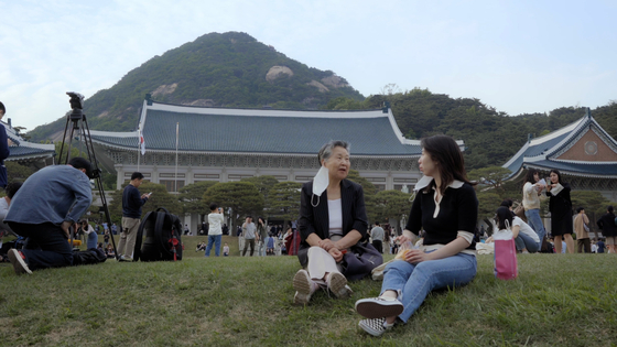 다큐 '청와대 건너 붉은 벽돌집'의 한 장면. 안소연 감독과 할머니가 청와대 개방 첫날, '이웃집'을 방문했다.  사진 드림팩트엔터테인먼트