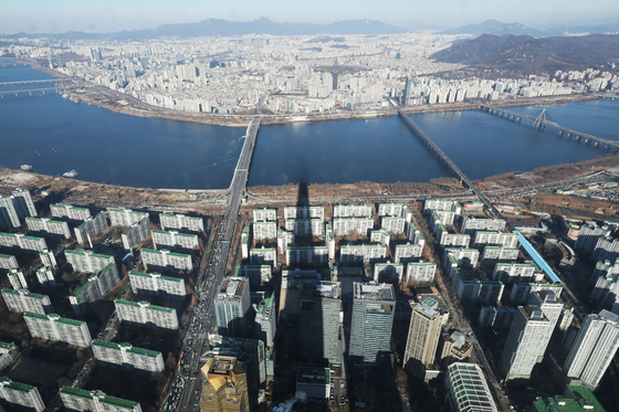 서울 송파구 롯데월드타워 서울스카이에서 볼 수 있는 아파트 단지.  [뉴스1]