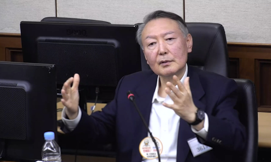 윤석열 전 대통령이 지난 26일 서울중앙지법 형사35부(부장 백대현) 심리로 열린 고위공직자범죄수사처(공수처) 체포영장 집행 방해 및 국무위원 심의권 침해 혐의(특수공무집행방해 등) 1심 결심 공판에서 최후 진술을 하고 있다. 사진 서울중앙지법