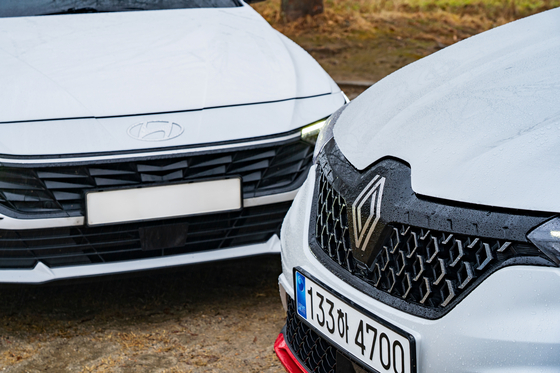 현대 아반떼(완쪽)와 르노 아르카나