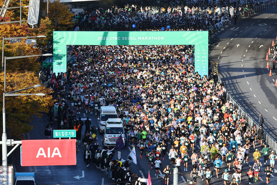지난달 2일 서울 도심에서 열린 JTBC 서울마라톤대회에서 수많은 아마추어 선수들이 무리 지어 달리고 있다. 중앙DB