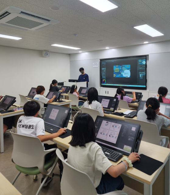 지난 8월 여름방학 기간에 부산 연제구에 있는 연제만화도서관에서 초등학생과 중등학생 등을 대상으로 웹툰 창작 프로그램이 운영됐다. 사진 부산 연제구