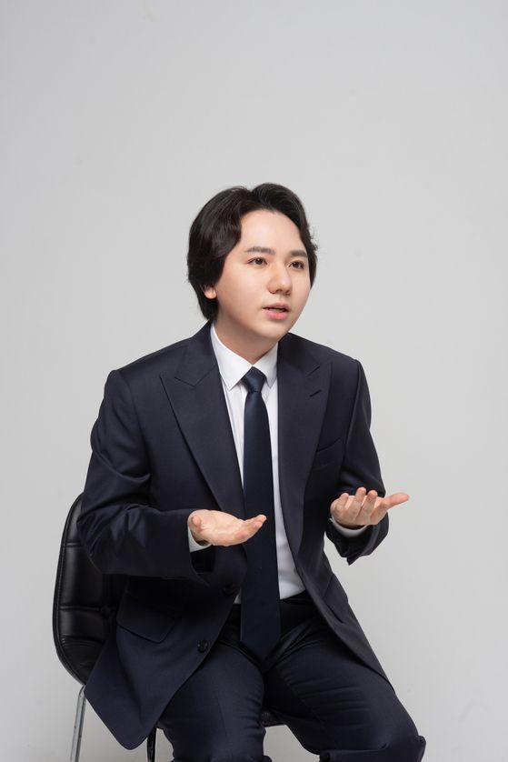 용산문화재단 초대 이사장에 취임한 팝페라 가수 임형주. [사진 디지앤콤]