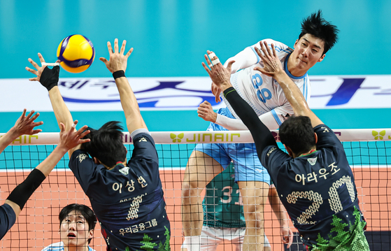 대한항공 임재영(뒤쪽)이 우리카드 블로커들을 뚫고 공격을 시도하고 있다. 부상당한 정지석 대신 출전한 임재영은 2세트까지 공격을 이끌었다. [뉴스1]
