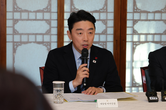 강훈식 대통령 비서실장이 21일 서울 종로구 총리공관에서 열린 고위당정협의회에서 발언하고 있다. 김성룡 기자. 