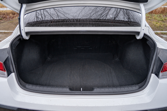 넓고 낮은 아반떼 트렁크