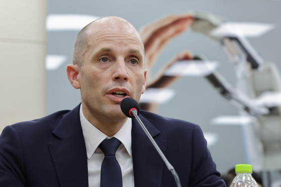 해럴드 로저스 쿠팡 임시대표가 17일 국회 과학기술정보방송통신위원회에서 열린 쿠팡 청문회에서 의원 질의에 답변하고 있다. 뉴스1