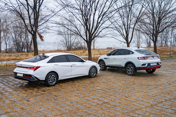 현대 아반떼(왼쪽)와 르노 아르카나.