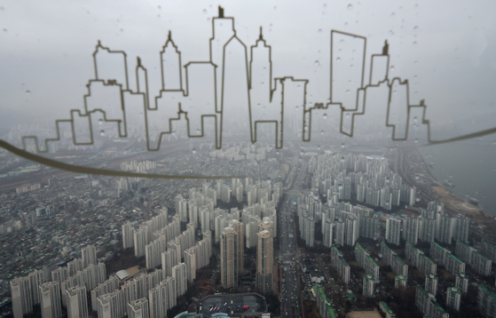 서울 송파구 롯데월드타워 서울스카이에서 아파트 단지가 보이고 있다.   [뉴스1]