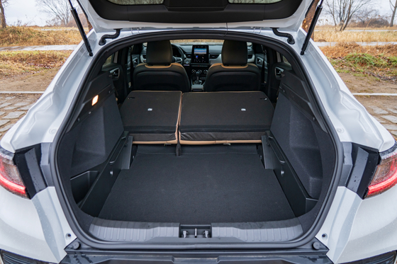 아르카나는 뒷좌석을 폴딩해 트렁크 공간을 확보할 수 있다