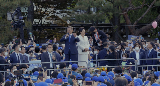 다큐 '청와대 건너 붉은 벽돌집'의 한 장면. 문재인 전 대통령이 청와대 정문 앞에서 퇴임 연설을 하고 있다. 사진 드림팩트엔터테인먼트 