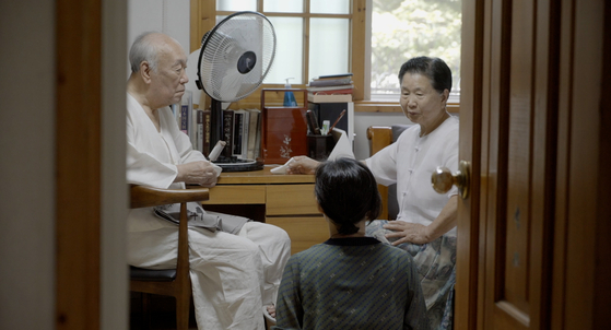 다큐 '청와대 건너 붉은 벽돌집'의 한 장면. 안소연 감독이 할아버지, 할머니와 대화를 나누고 있다. 사진 드림팩트엔터테인먼트