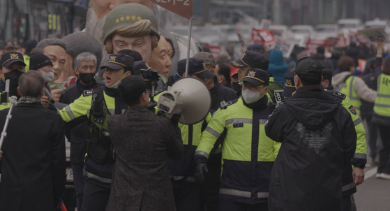 다큐 '청와대 건너 붉은 벽돌집'의 한 장면. 사진 드림팩트엔터테인먼트