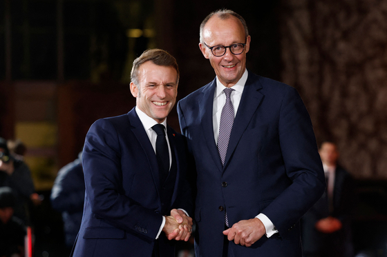 에마뉘엘 마크롱 프랑스 대통령(왼쪽)이 15일(현지시간) 독일 베를린에서 프리드리히 메르츠 독일 총리의 영접을 받고 있다. 이날 베를린에는 유럽 지도자들과 볼로디미르 젤렌스키 우크라이나 대통령 등이 모여 우크라이나 전쟁 종식 방안을 논의했다. AFP=연합뉴스