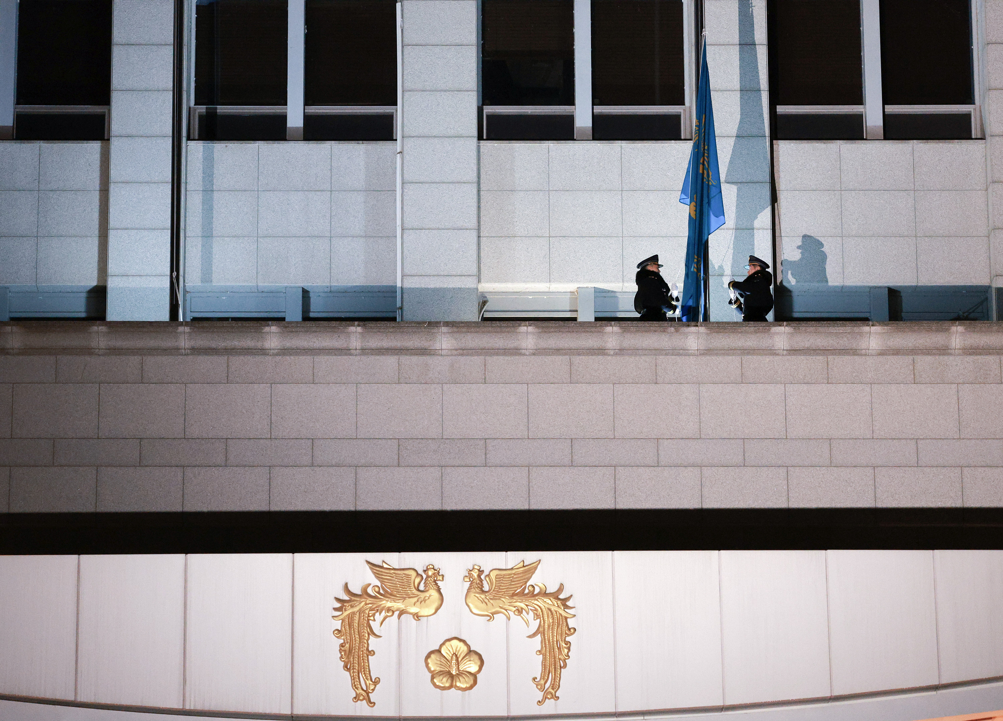 29일 오전 0시 용산 대통령실에서 관계자들이 봉황기를 내리고 있다.   이재명 대통령은 이날부터 청와대로 출근한다. 대통령의 청와대 복귀는 2022년 5월 이후 3년 7개월 만이다. 대통령실사진기자단